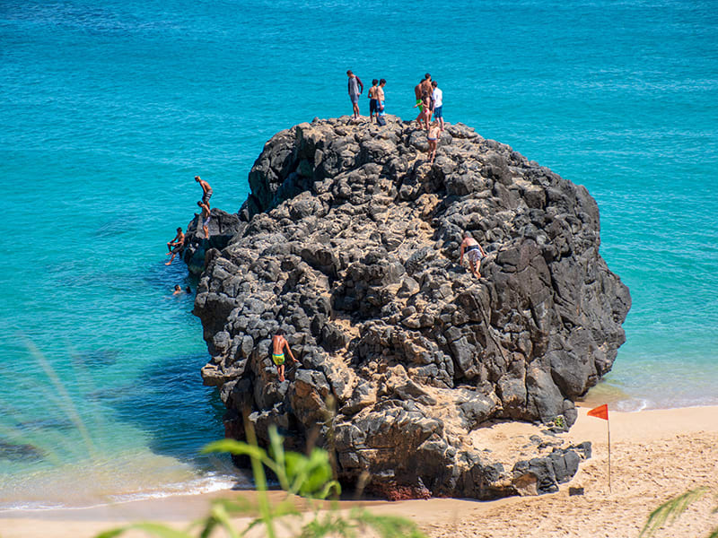 cliff jumping at waimea bay