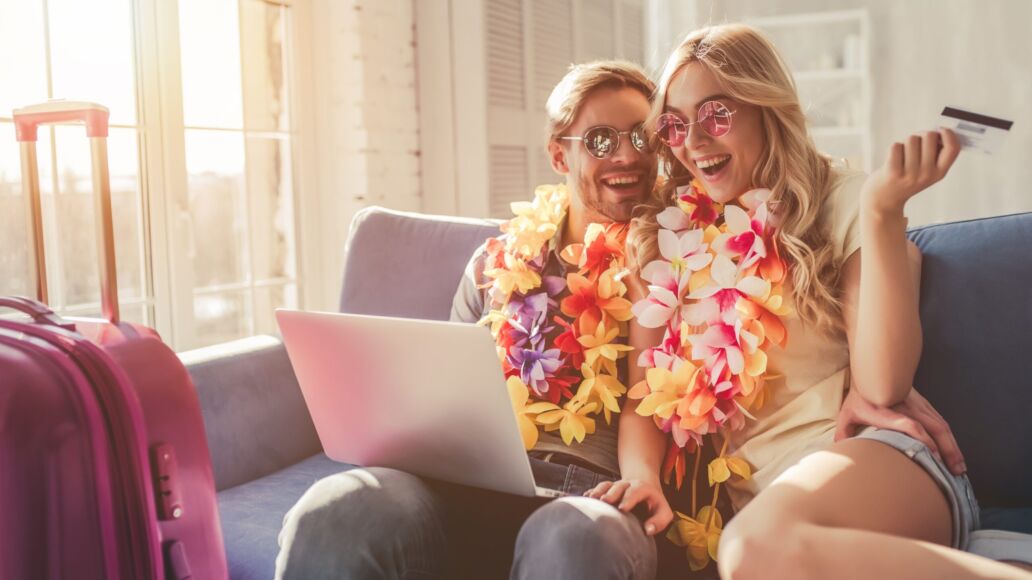 Young,Romantic,Couple,Wearing,Hawaii,Accessories,And,Sunglasses,Is,Preparing