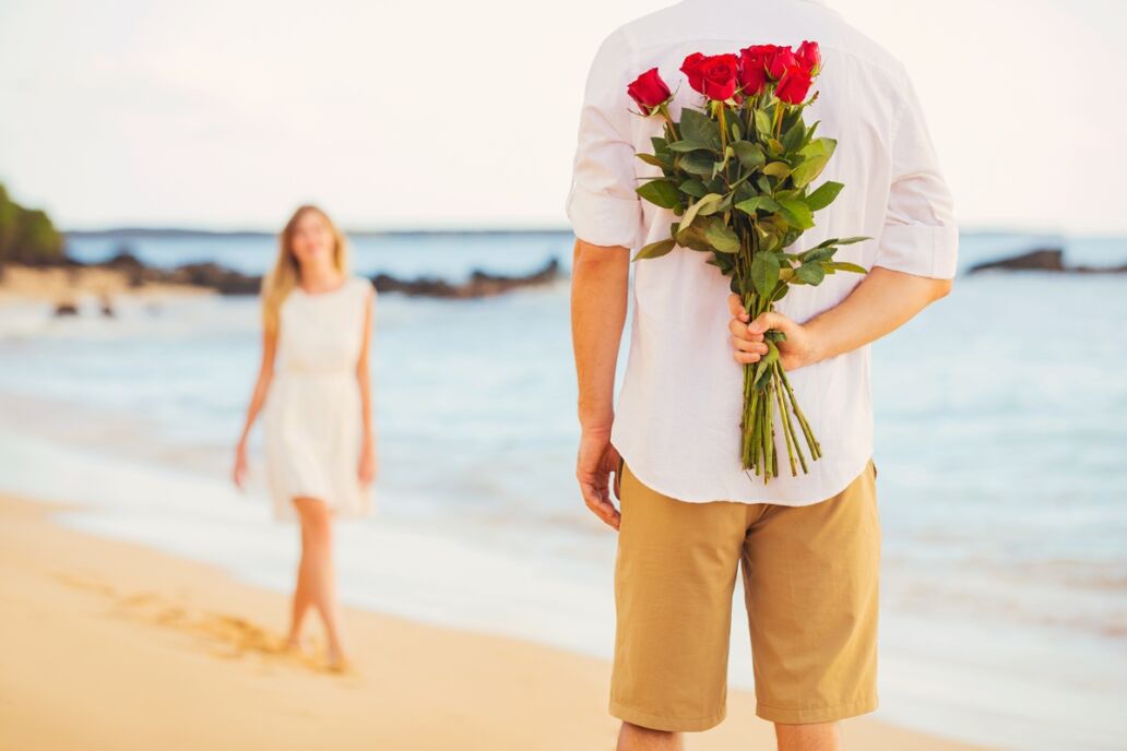Young,Couple,In,Love,,Man,Holding,Surprise,Bouquet,Of,Roses