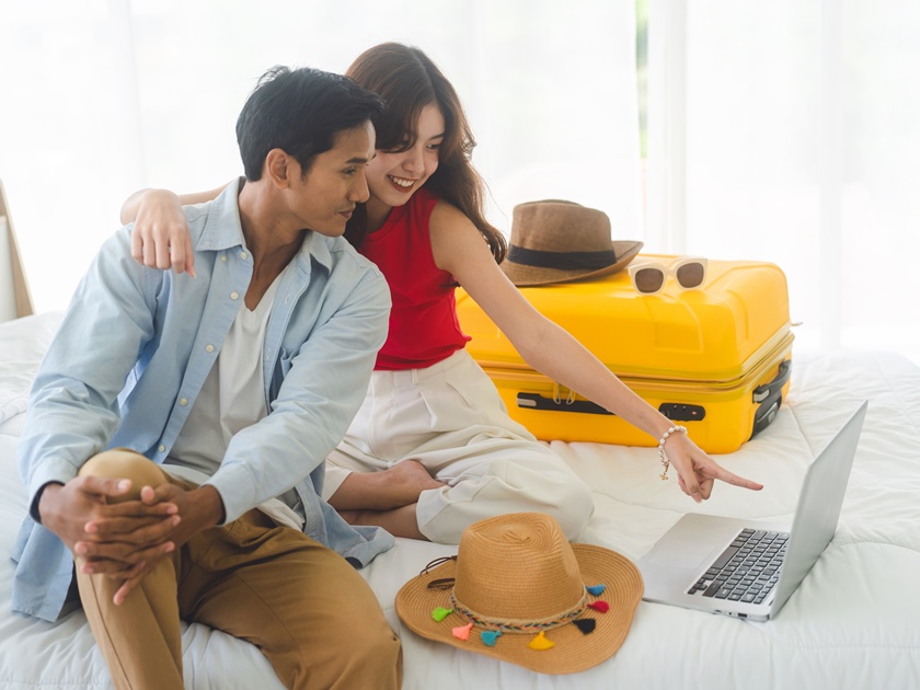 Happy,Smile,Young,Adult,Southeast,Asian,Couple,Using,Laptop,For