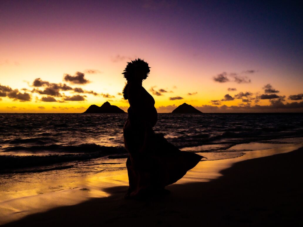 Silhouette,Mornings,With,A,Pregnant,Couple,In,Hawaii