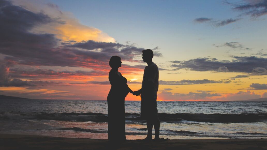 Pregnant,Couple,Sunset,Silhouette,At,The,Beach