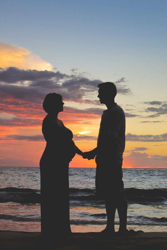 Pregnant,Couple,Sunset,Silhouette,At,The,Beach