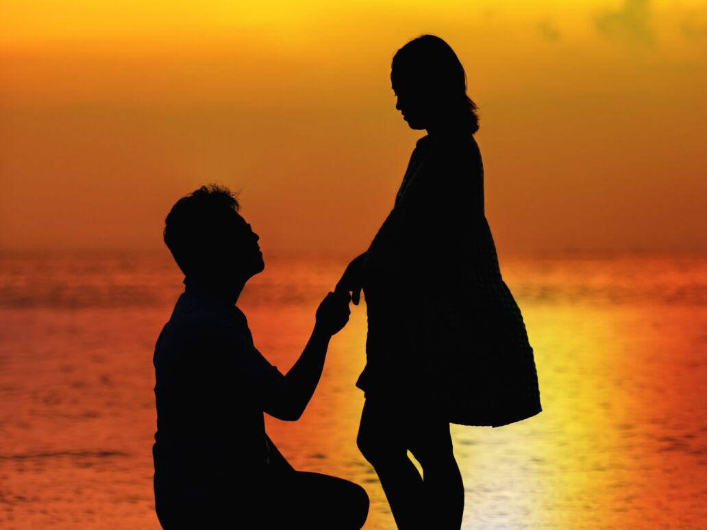 Pregnant,Couple,Sunset,Silhouette,At,The,Beach