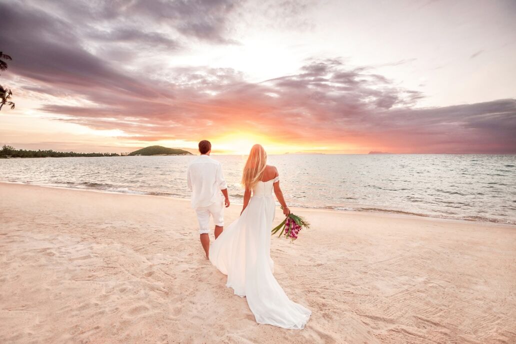 Beautiful,Couple,At,Sunset,Near,The,Ocean.honeymoon,Romantic,Couple,In