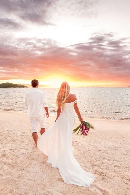 Beautiful,Couple,At,Sunset,Near,The,Ocean.honeymoon,Romantic,Couple,In