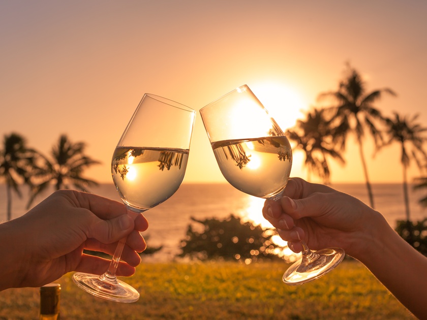 Romantic,Holiday.,Couple,Toasting,A,Glass,Of,Wine,In,A