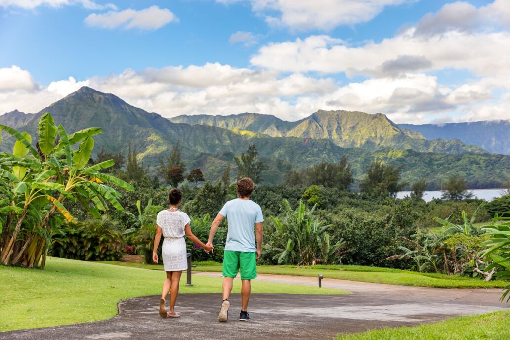 Couple,Tourists,Walking,On,Hawaii,Vacation.,Two,Young,People,Relaxing