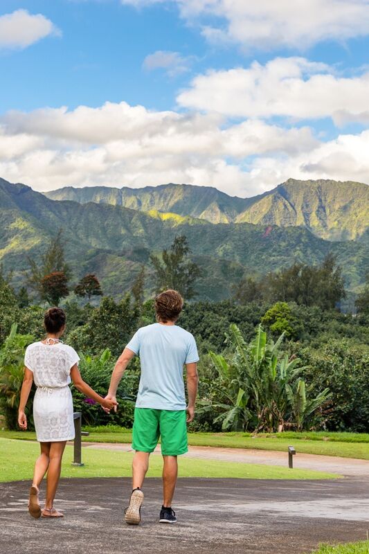 Couple,Tourists,Walking,On,Hawaii,Vacation.,Two,Young,People,Relaxing