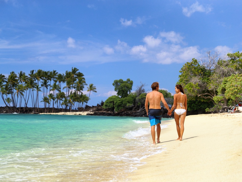 Honeymoon,Travel,Beach,Vacation,Couple,Walking,Holding,Hands,On,Hawaii