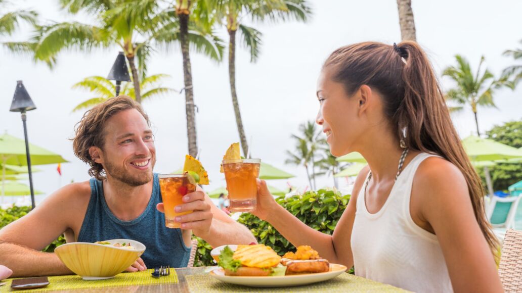 Couple,Eating,At,Hotel,Restaurant,On,Hawaii,Travel,Vacation,Beach
