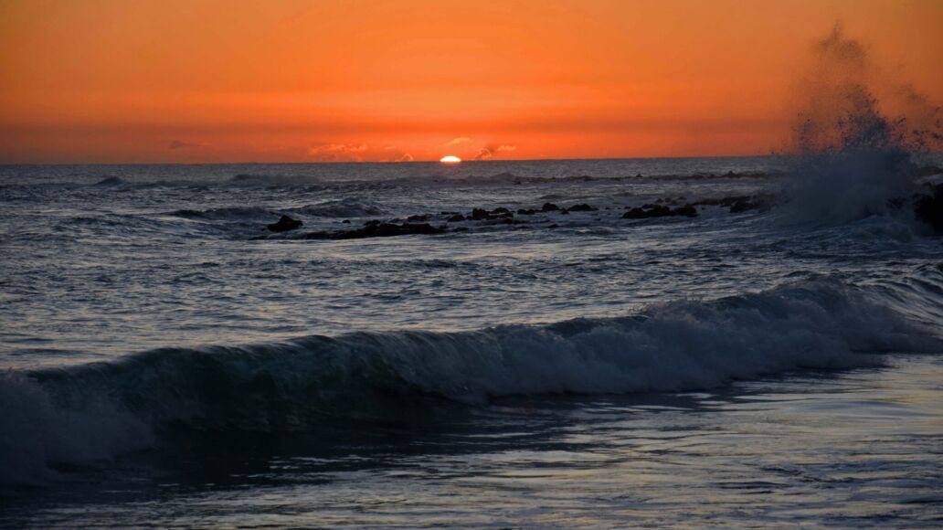 Sunset,And,Waves,In,Poipu,,Kauai,,Hawaii,,As,Seen,From