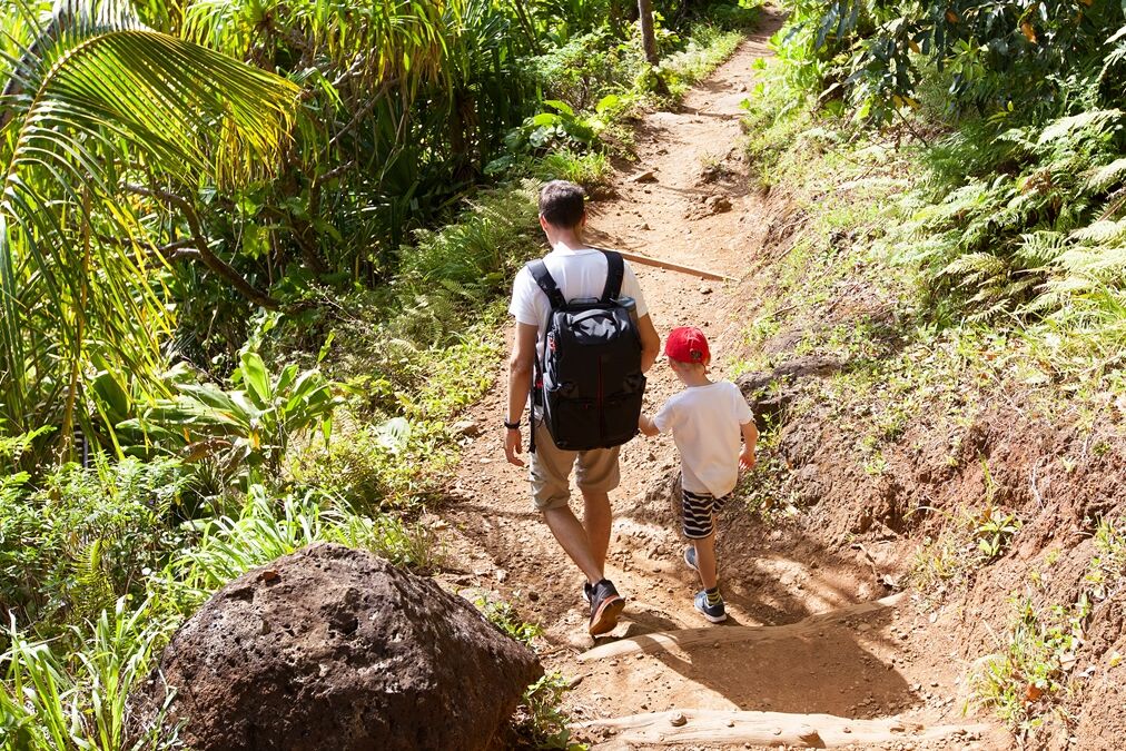 Family,Of,Two,Hiking,The,Kalalau,Trail,At,Kauai,Island,