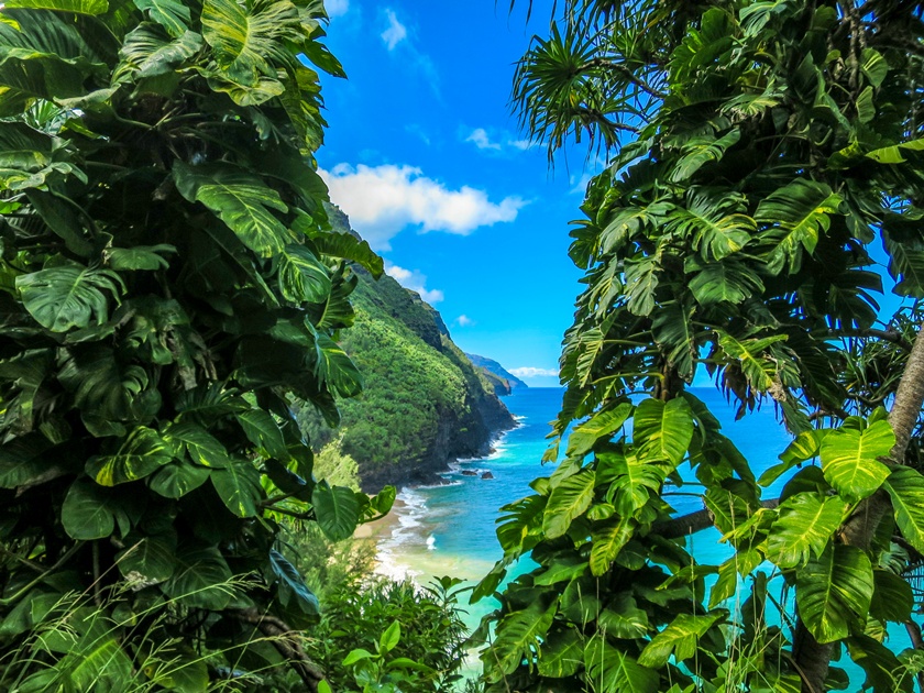 Looking,Through,Nature's,Window,Kalalau,Trail,Kauai,Hawaii