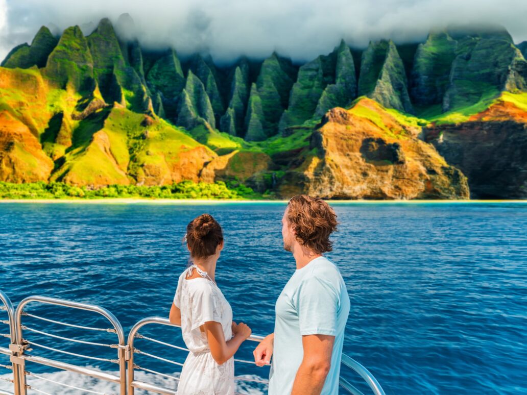 Hawaii,Kauai,Na,Pali,Coast,Landscape,Scenic,Cruise.,Couple,Watching