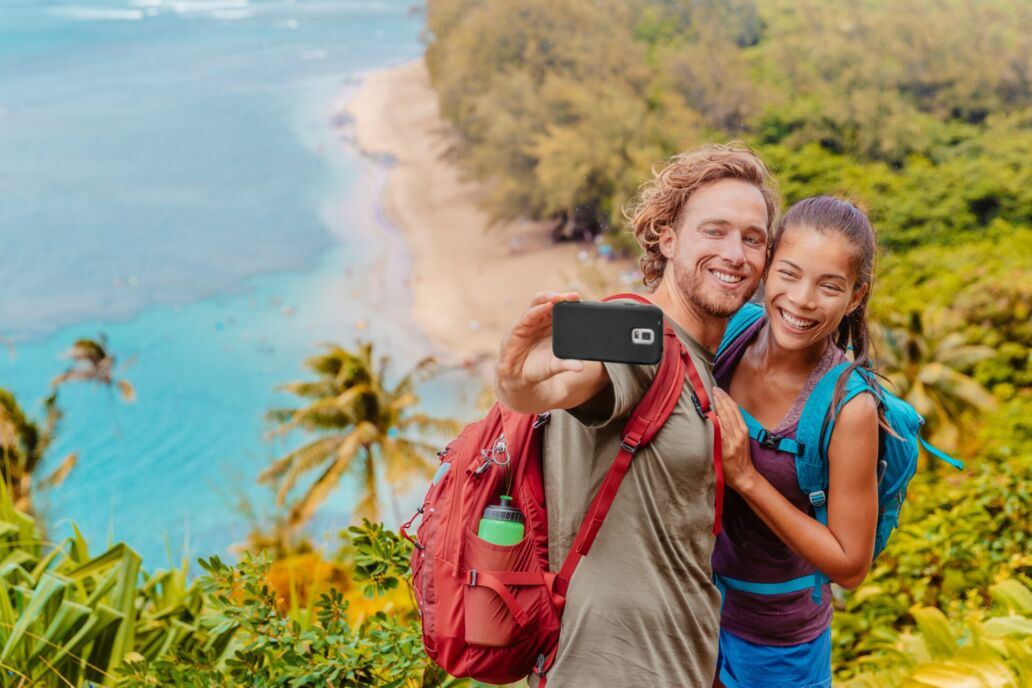 Hikers,Couple,Taking,Selfie,On,Hawaii,Travel,Hiking,On,Kalalau