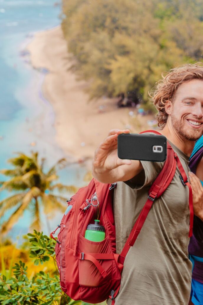 Hikers,Couple,Taking,Selfie,On,Hawaii,Travel,Hiking,On,Kalalau