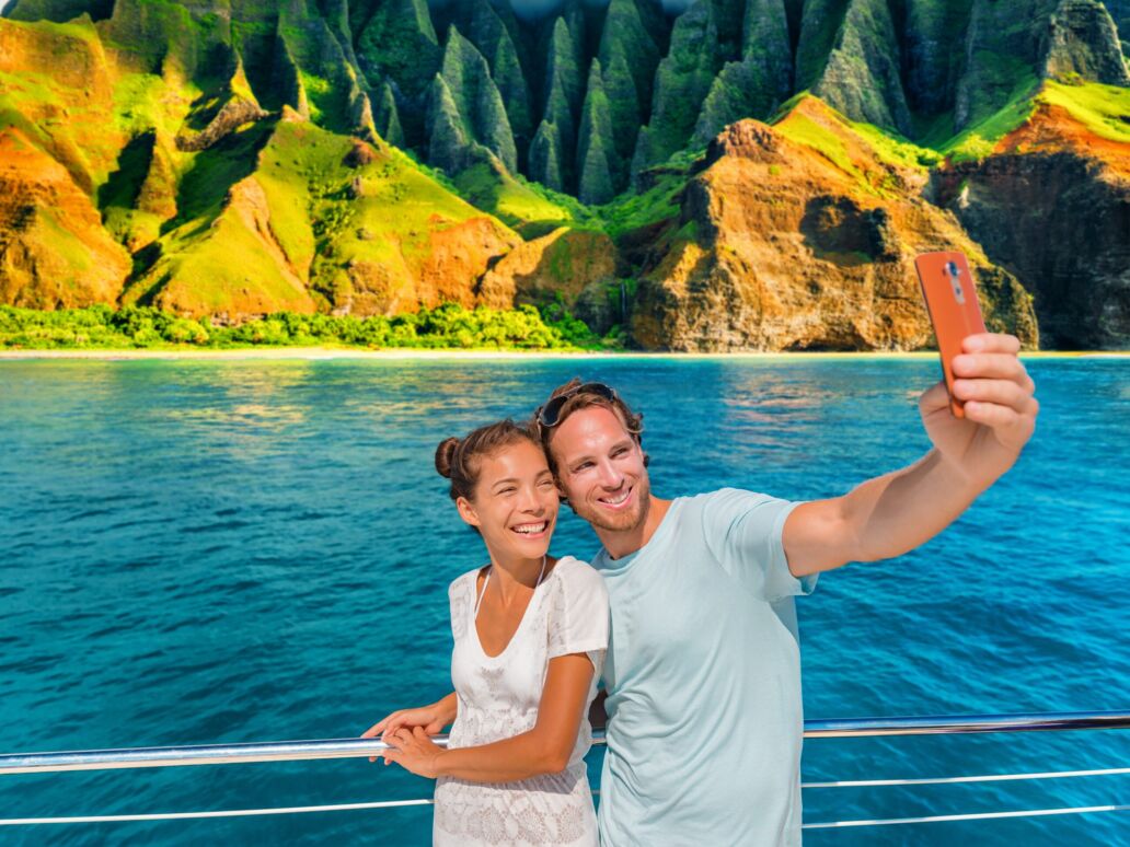Hawaii,Cruise,Ship,Couple,Tourists,Taking,Selfie,Photo,With,Phone