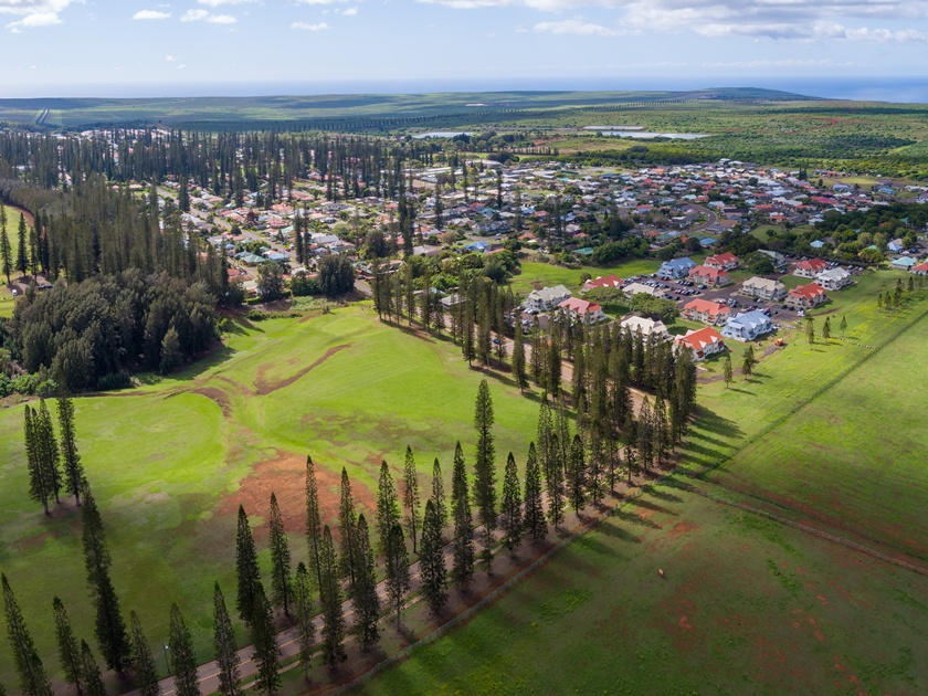 L?na?i,City,,A,Small,Old,Plantation,Town