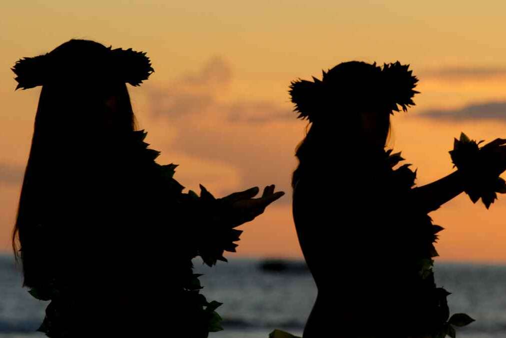 Hawaiian dancers