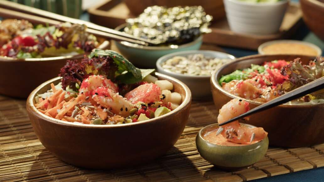 Sprinkling,Sesame,Seeds,On,Cooked,Poke,Bowl,Close-up.,Traditional,Hawaiian