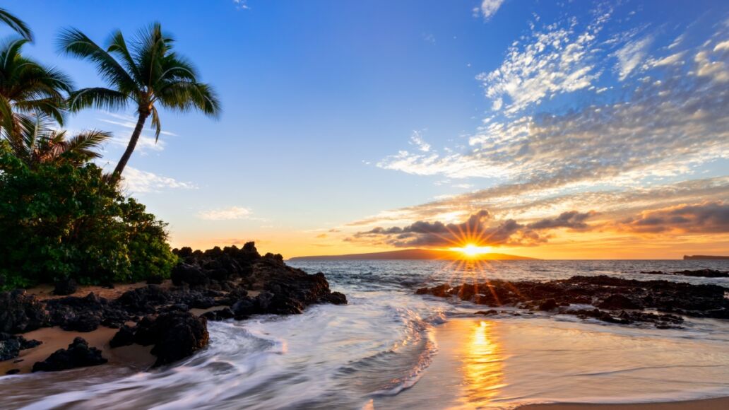 Sunset at Makena Secret Beach in Wailea, Maui, HI with sunstar