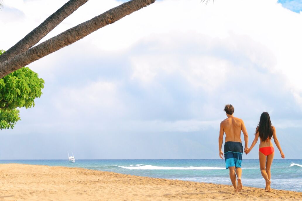 Happy,Couple,Walking,On,Beach,Vacation,In,Hawaii,,Maui,Island,