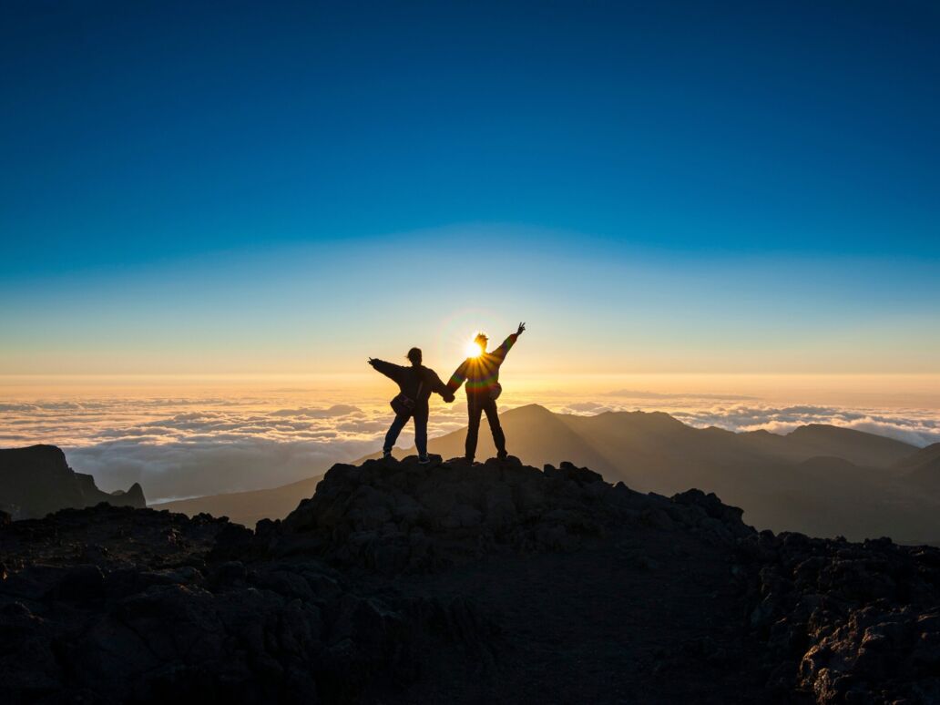 Tourists,In,Backlight,Waiting,For,Sunset,,Haleakala,National,Park,,Maui,
