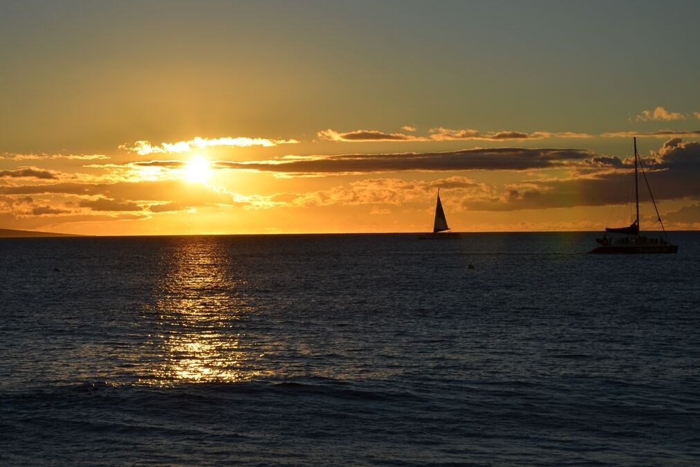 A,Breathtaking,Hawaiian,Sunset,Illuminates,The,Sky,,As,Boats,Glide