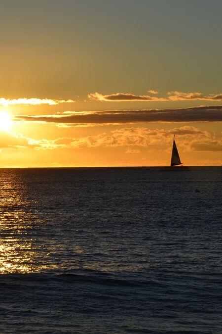 A,Breathtaking,Hawaiian,Sunset,Illuminates,The,Sky,,As,Boats,Glide