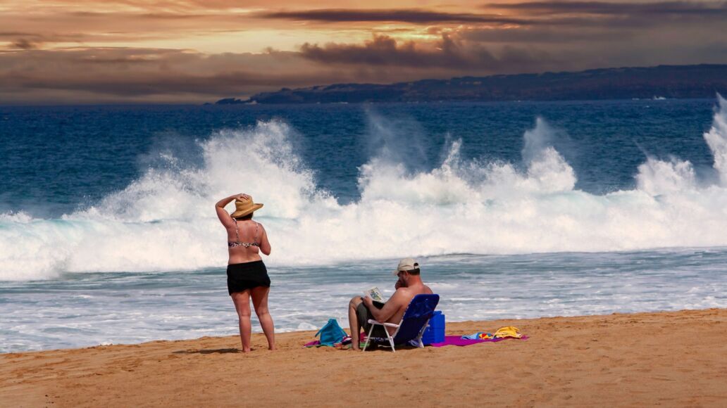 Molokai,,Hawaii,-,2-8-2007:,Middle,Age,Man,And,Woman,Relaxing