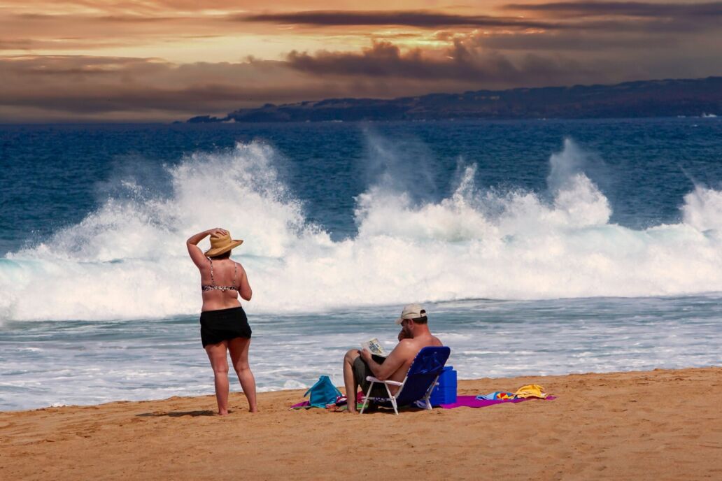 Molokai,,Hawaii,-,2-8-2007:,Middle,Age,Man,And,Woman,Relaxing