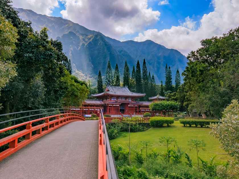 Byodo-in Buddhist Temple at the Koolau mountains in the Valley of the Temples in Oahu, Hawaii