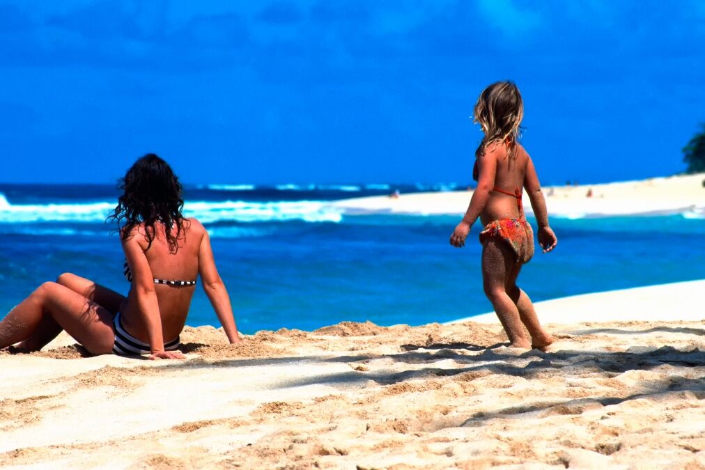 Sunset Beach, North Shore, Hawaii, Oahu, USA, mother and daughter, sunbathing, March 2, 1991