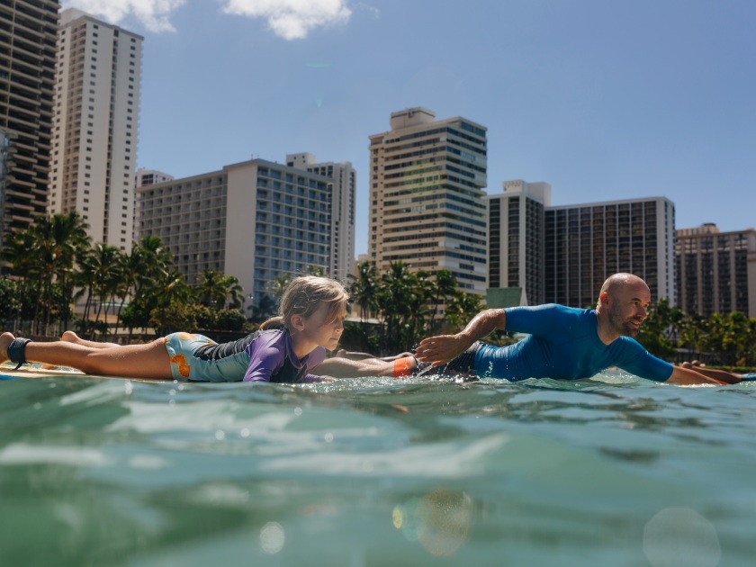 Dad teaches determined daughter to surf in Waikiki Hawaii