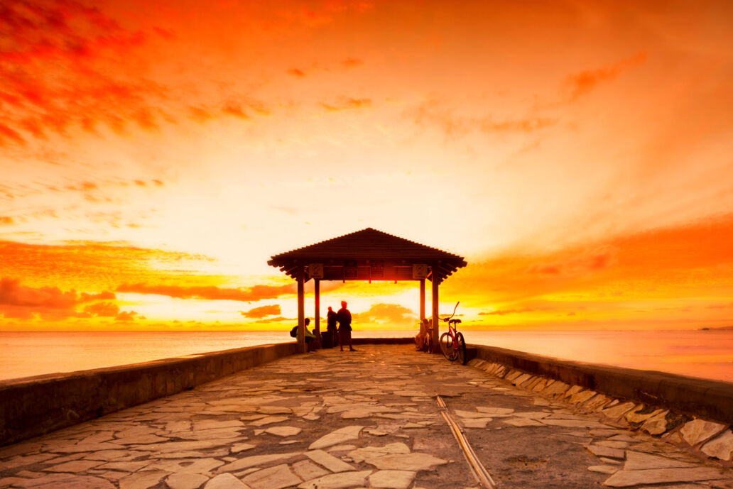 Waikiki,Beach,Walls,Pier,At,A,Golden,Hour,Sunset