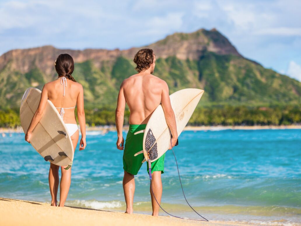 Hawaii,Surfers,People,Relaxing,On,Waikiki,Beach,With,Surfboards,Looking