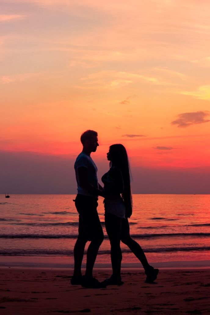 Silhouette,Loving,Couple,-,Young,Man,And,Beautiful,Woman,At