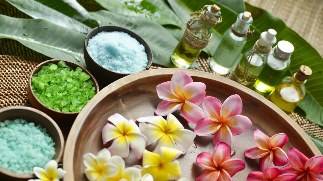 Many,Plumeria,Flower,In,Wooden,Bowl,With,Green,Leaf,,Massage