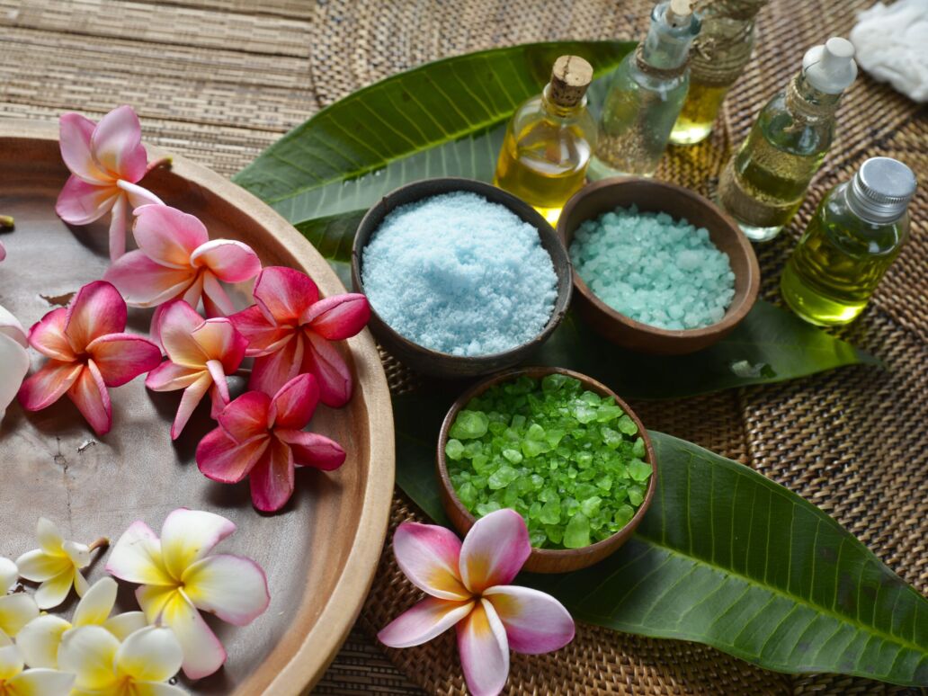 Many,Plumeria,Flower,In,Wooden,Bowl,With,Green,Leaf,,Massage