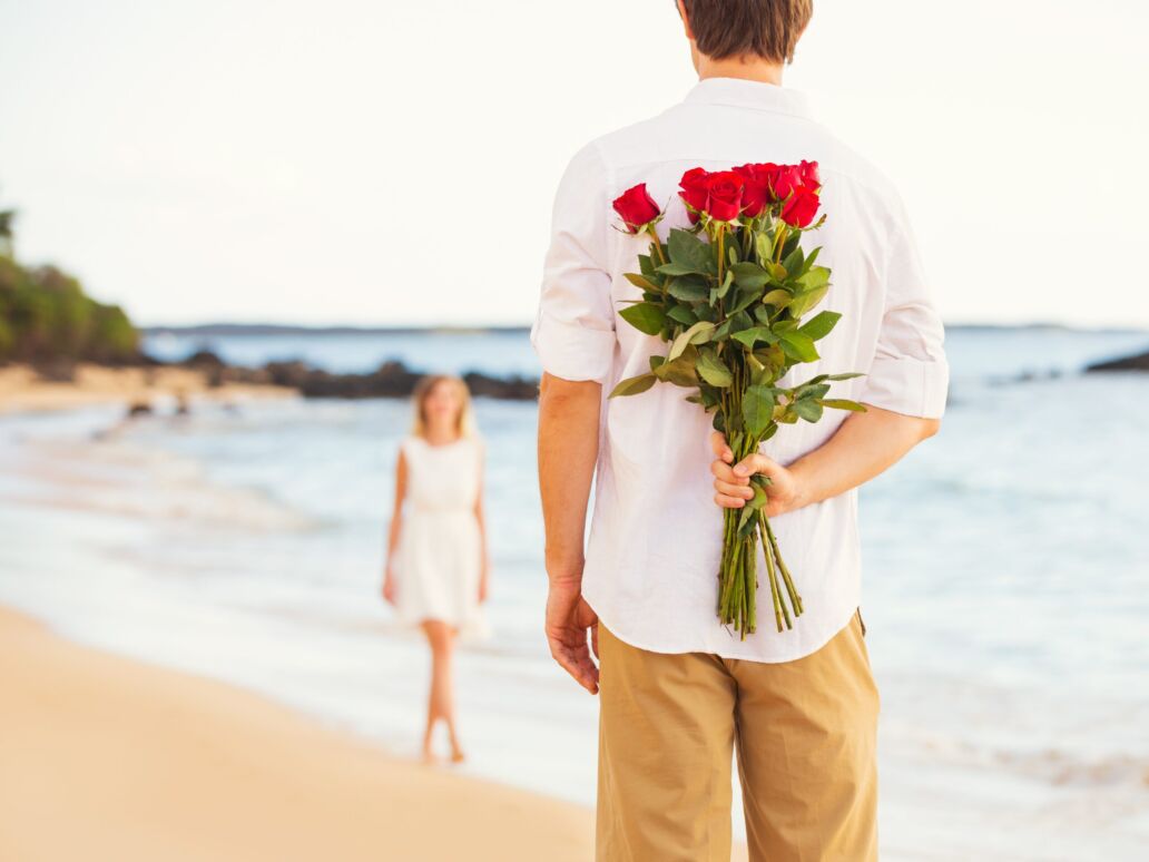 Young,Couple,In,Love,,Man,Holding,Surprise,Bouquet,Of,Roses