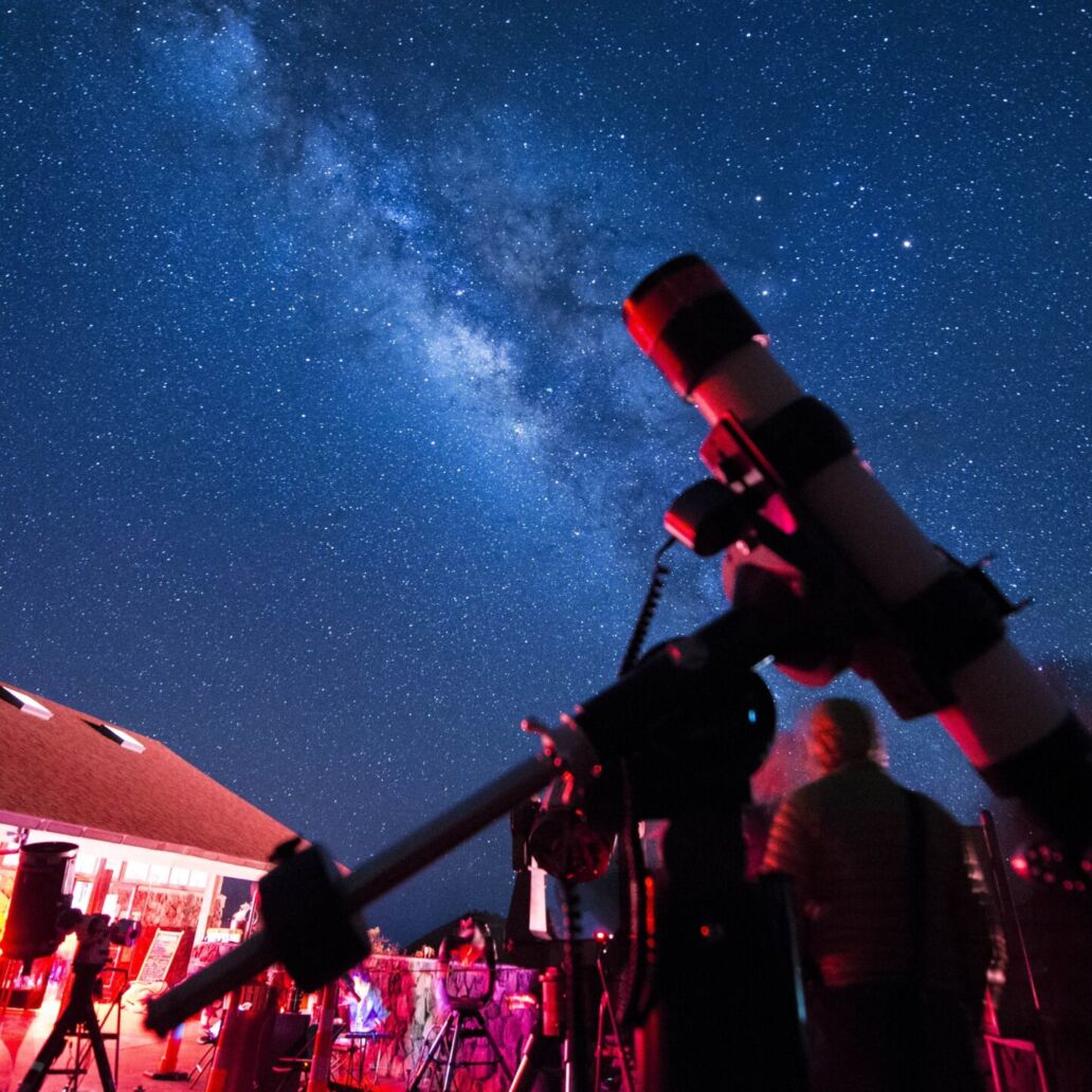 Astronomers,Telescope,Pointing,At,The,Milky,Way