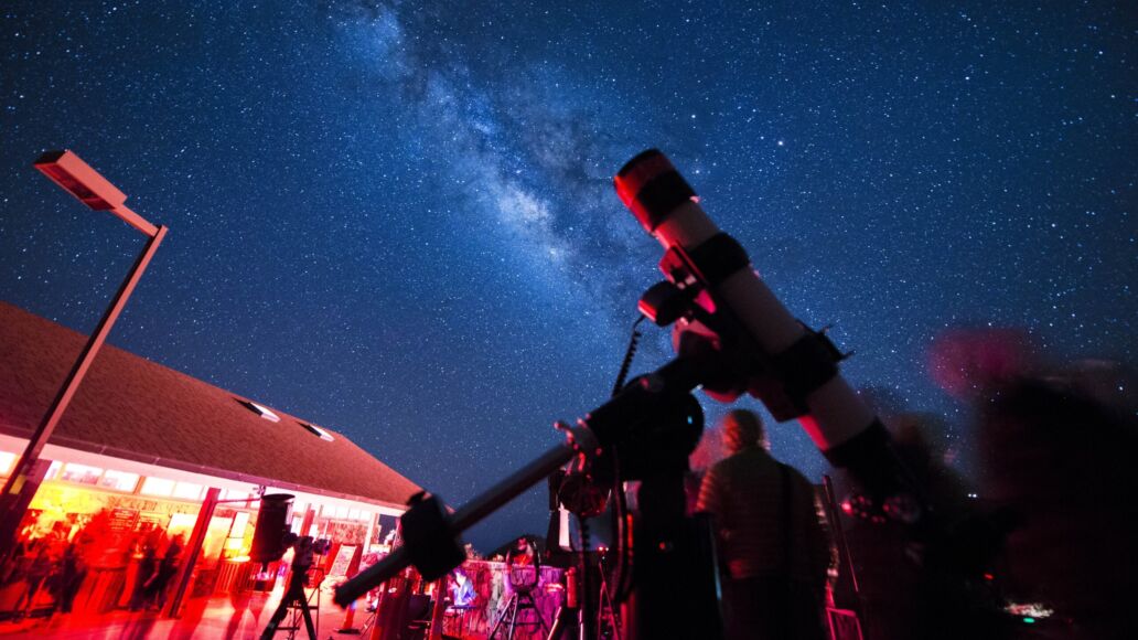 Astronomers,Telescope,Pointing,At,The,Milky,Way