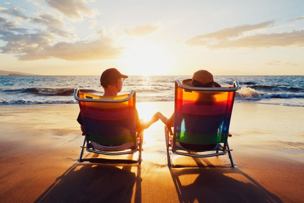 Happy,Romantic,Couple,Enjoying,Beautiful,Sunset,At,The,Beach