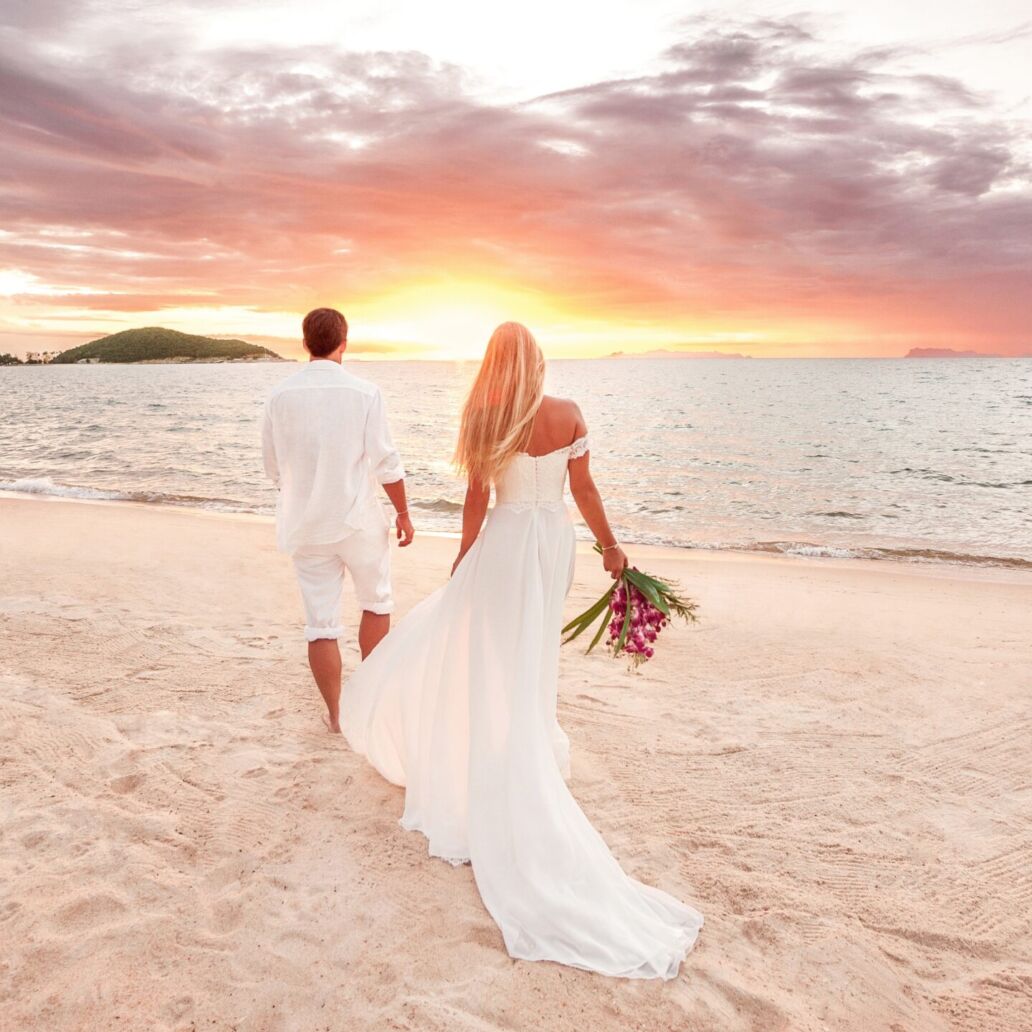 Beautiful,Couple,At,Sunset,Near,The,Ocean.honeymoon,Romantic,Couple,In