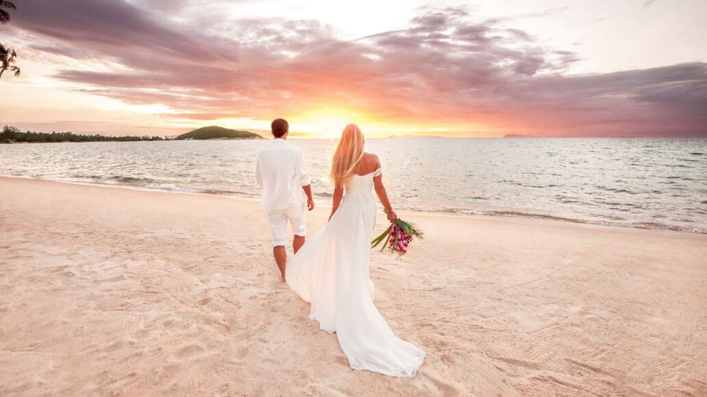 Beautiful,Couple,At,Sunset,Near,The,Ocean.honeymoon,Romantic,Couple,In