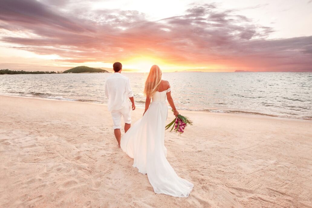 Beautiful,Couple,At,Sunset,Near,The,Ocean.honeymoon,Romantic,Couple,In