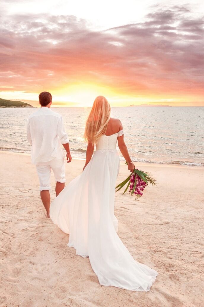 Beautiful,Couple,At,Sunset,Near,The,Ocean.honeymoon,Romantic,Couple,In