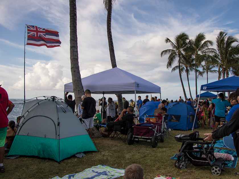 Thousands wait at Magic Island for the arrival of the Hokule'a