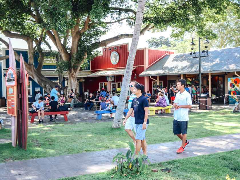 Stroll around restaurants in Hawaii